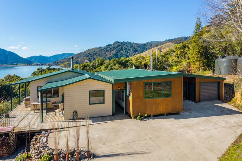 826 Queen Charlotte Drive, Havelock, Marlborough